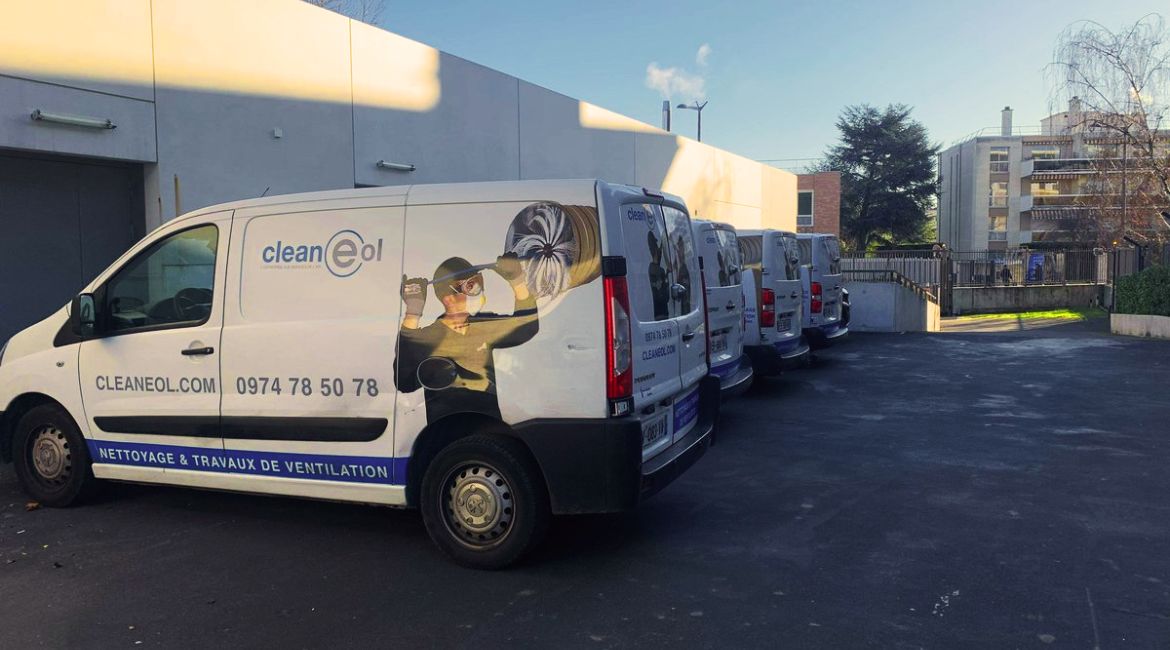 Véhicules Cleaneol devant une agence