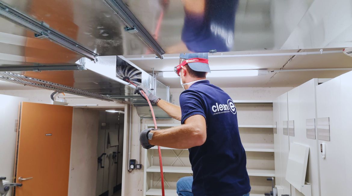 Technicien Cleaneol nettoyant une installation de ventilation